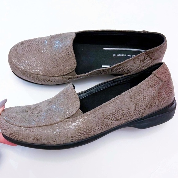 Abeo 24/7Avery Taupe Snakeskin Reptile ComfortSlip On Loafers Shoes, Size 10